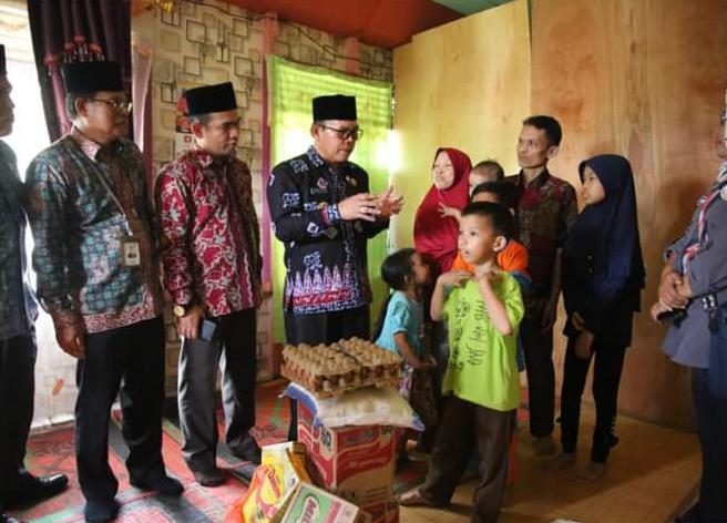 Serius Atasi Stunting, Wako Ahmadi Kunjungi  & Beri Bantuan Bagi Anak - Anak Terdampak Stunting