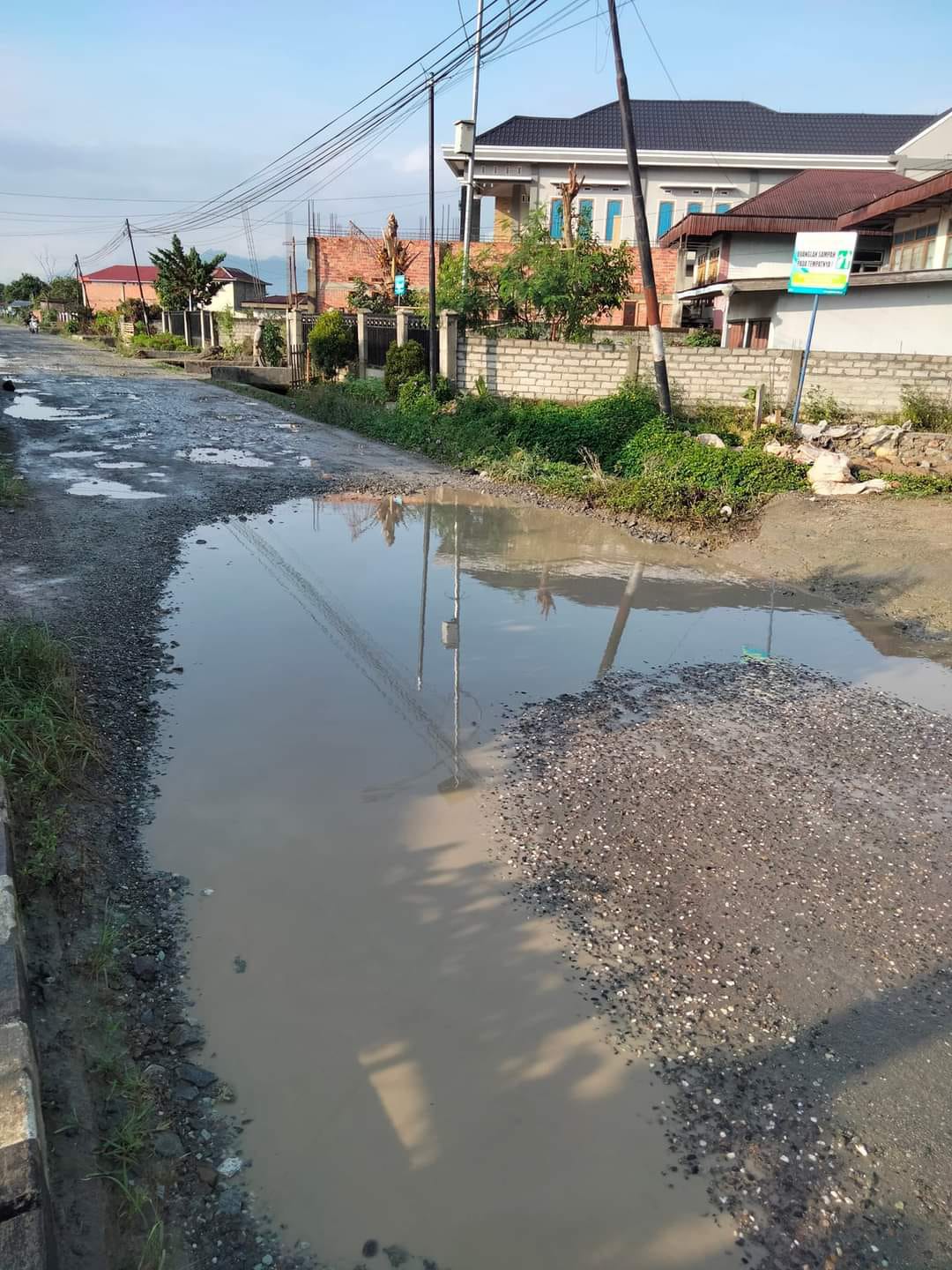 Buruknya jalan menghubungkan desa tebat ijuk, Edilan Kurniawan : Kami harap pemerintah serius dalam menangani persoalan ini.