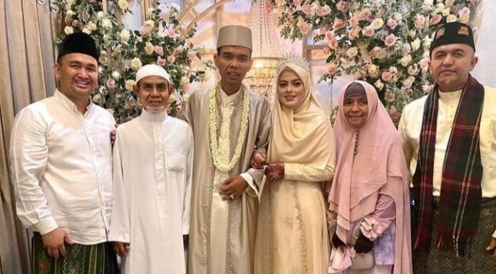 UAS Beri Kado Pernikahan Satu Buah Pesantren Ke Sang Istri