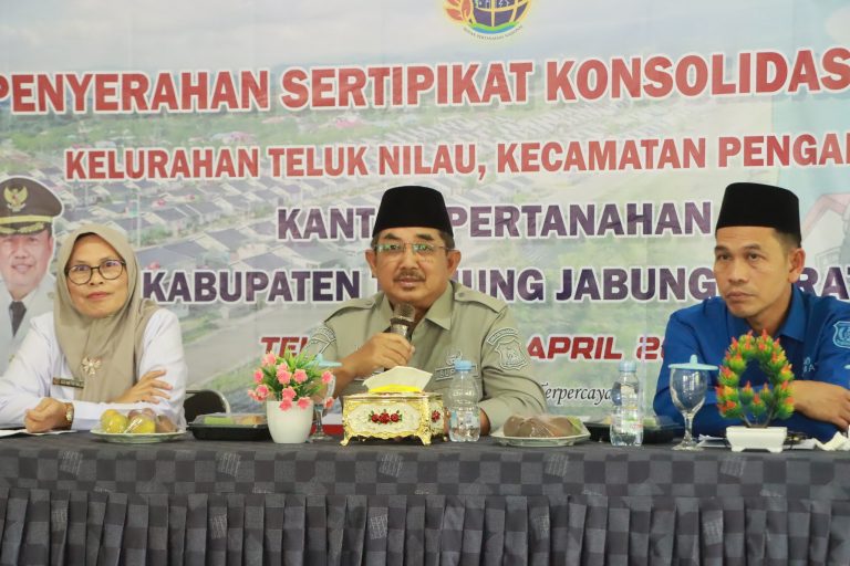 ?Tingkatkan Kepastian Hukum, 71 Warga Teluk Nilau Terima Sertifikat Tanah dari Bupati Tanjab Barat