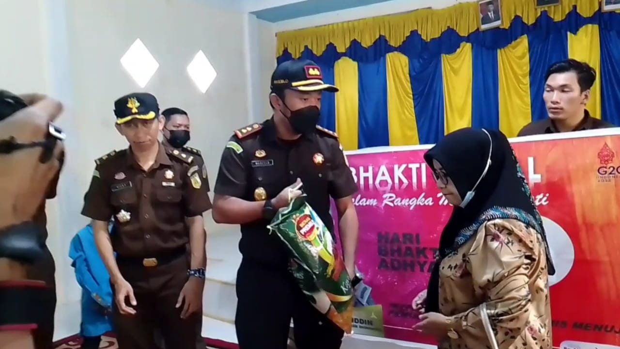 Peringati Hari Bhakti Adyaksa Ke-62 dan Hut IAD Ke-22, Kejari Tanjab Barat Gelar Bhakti Sosial