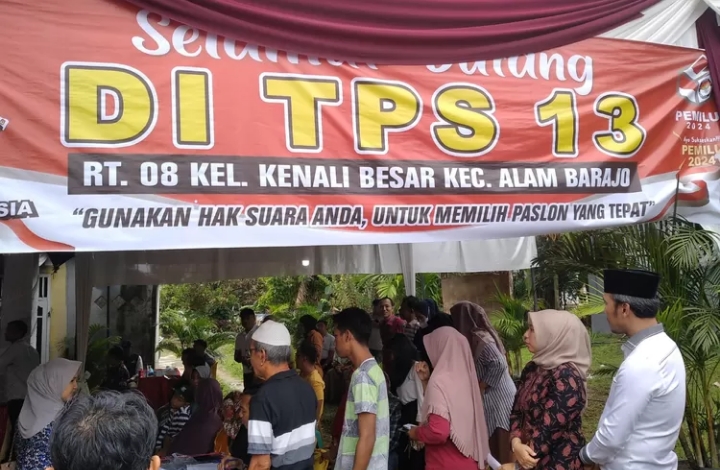 Edi Purwanto Salurkan Hak Suara Pemilu di TPS 13 Kenali Besar, Alam Barajo