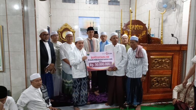 Safari Subuh di Sekernan: Gubernur Al Haris Serahkan Bantuan Masjid