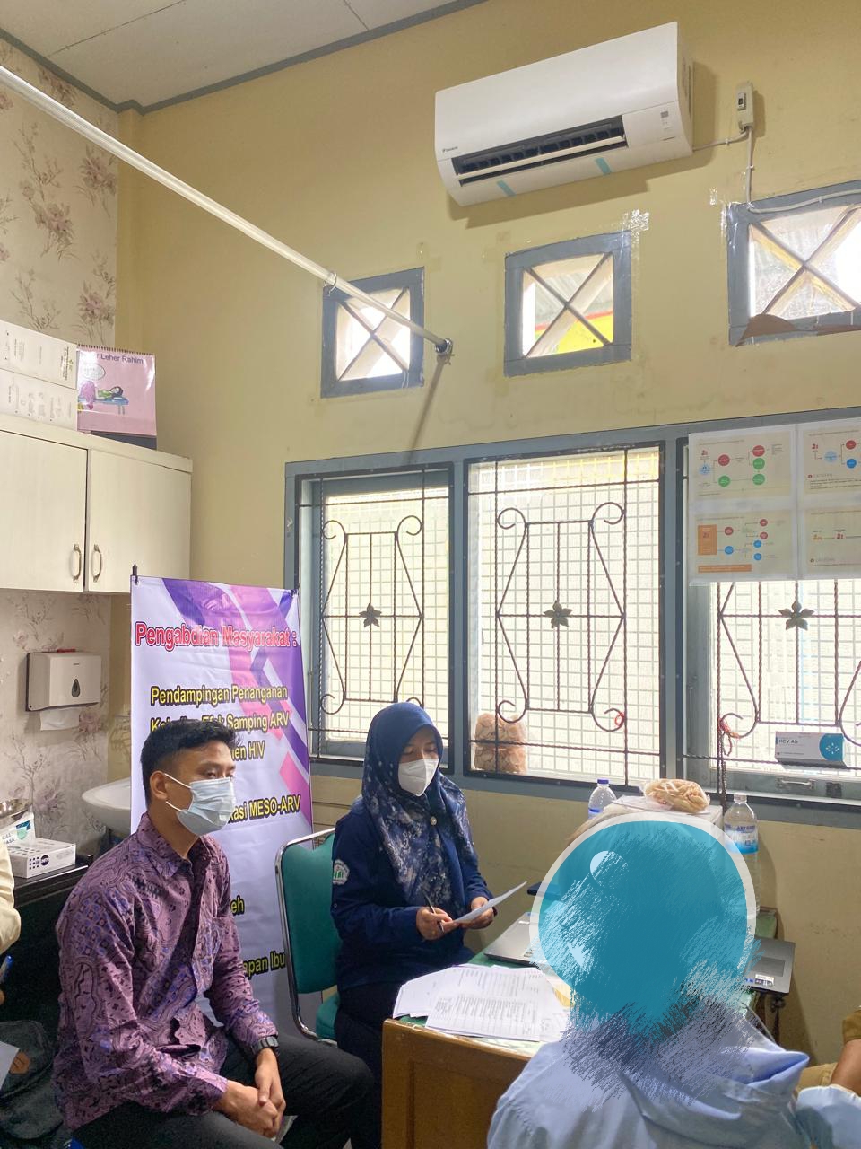 Melalui Edukasi, Dosen Prodi Farmasi STIKES Harapan Ibu Jambi Lakukan Pengabdian Masyarakat Untuk Mengatasi Masalah Terkait Obat Pada Pasien