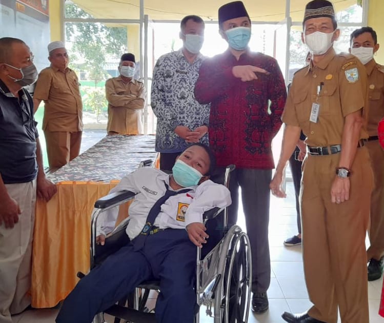 Edi Purwanto Serahkan Bantuan Kursi Roda