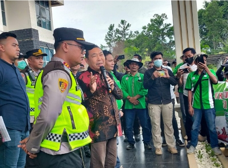 Ketua Fraksi PDI perjuangan Temui Pendemo Terkait UU Cipta Kerja