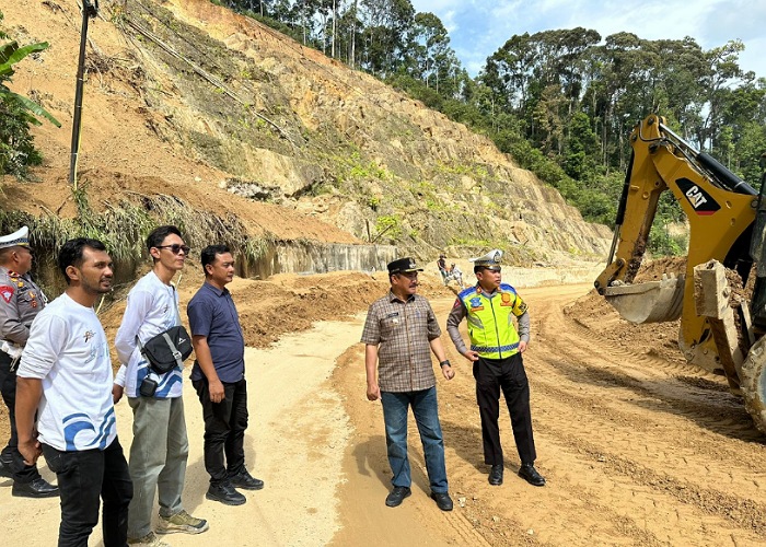 Pj Bupati Kerinci Pantau Longsor di Jalan Puncak