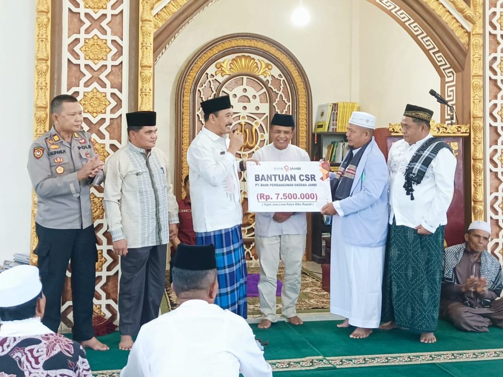 Safari Jumat, Asraf Serahkan Bantuan CSR Bank Jambi sebesar Rp. 7.500.000 di Desa Tambak Tinggi