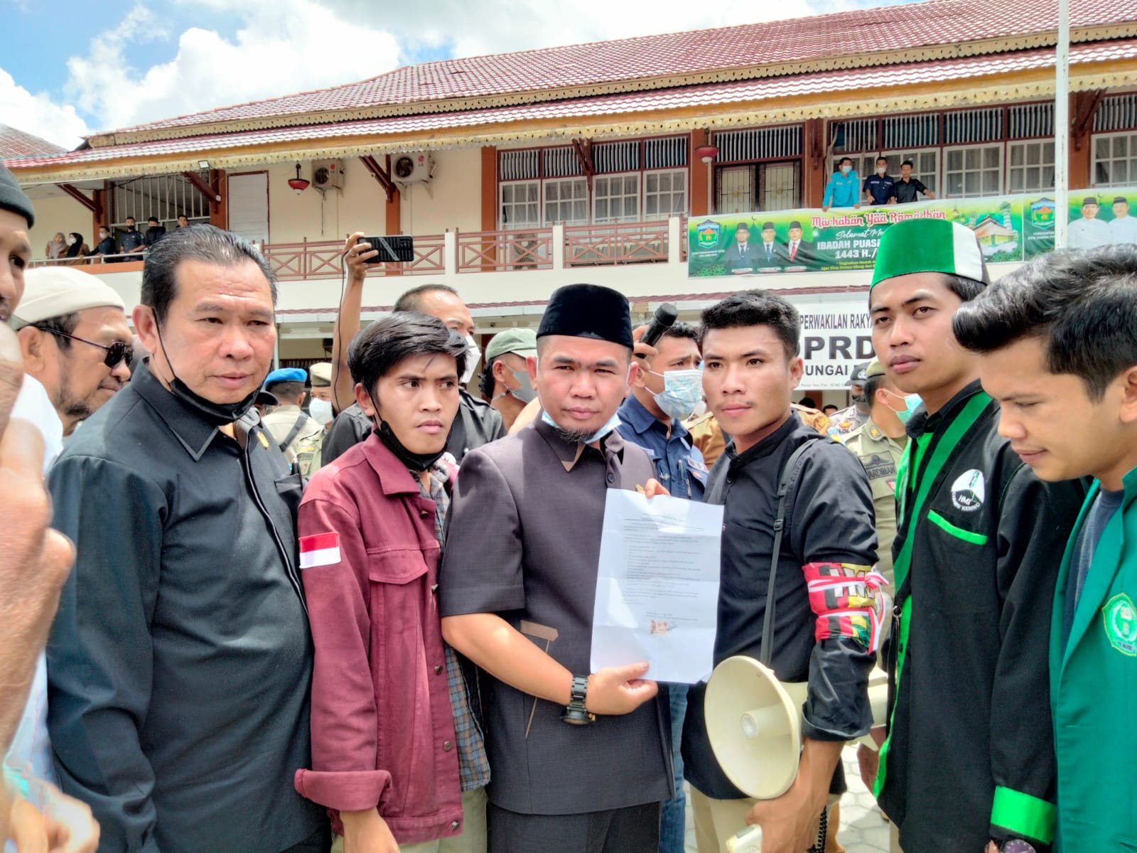 Tanggapi Tuntutan Massa Aksi, DPRD Sungai Penuh: Akan Kami Kawal sampai Ke DPR RI