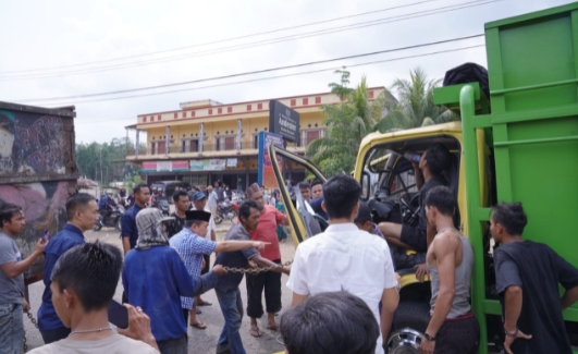 Aksi Heroik Al Haris Gubernur Jambi Bantu Evakuasi Korban Kecelakaan di Batanghari