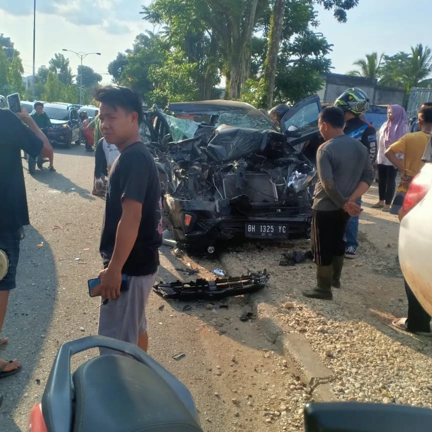 Heboh! Mobil Dosen IAIN Kerinci Tabrak Truk Angkutan Batubara