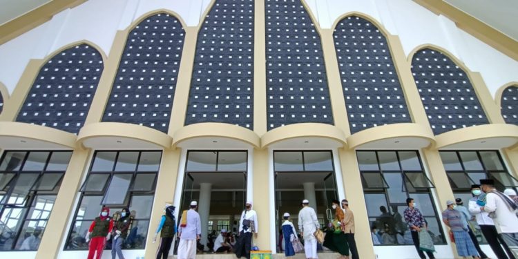 Bupati Tanjabbar Melaksanakan Shalat Jumat Perdana di Masjid Syekh Usman Tungkal