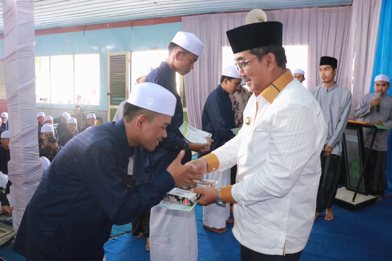 Hadiri Perpisahan Santri Al-Baqiyatus Shalihat, Bupati Tanjabar Pinta Santri lanjutkan Pendidikan Lebih Tinggi. 