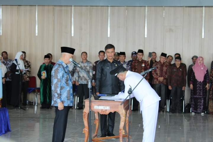 Lantik 39 Kades Terpilih, Bupati Kerinci Adirozal : Rangkul Semua Pihak Jangan Ada Permusuhan Apalagi Dendam