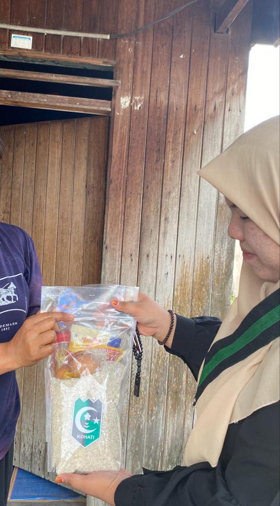 Peringati Hari Ibu, Pengurus Kohati Tanjab Barat Bagikan Paket Sembako Secara Door To Door