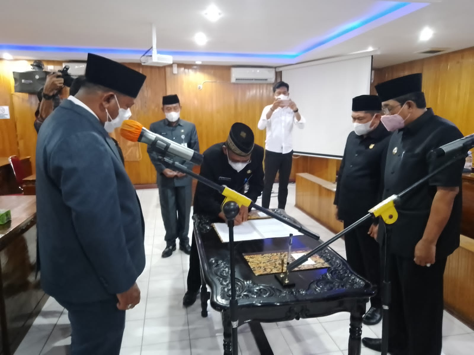 Bupati Tanjab Barat Lantik Dewan Pengawas PDAM Tirta Pengabuan Kualatungkal.