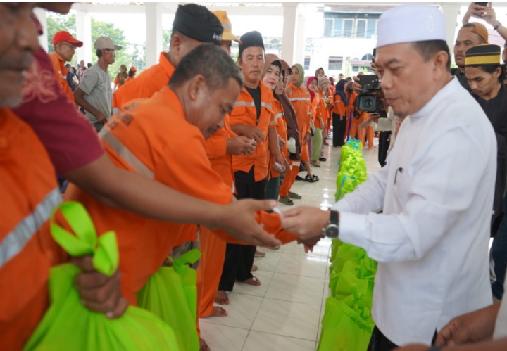 Gubernur Al Haris Berikan Bantuan Sembako Bagi Petugas Kebersihan Kota Jambi