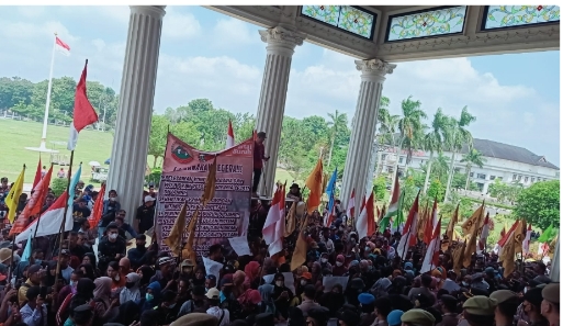 Aksi di Kantor Gubernur Jambi, Ratusan Massa Minta Kenaikan Harga Sawit