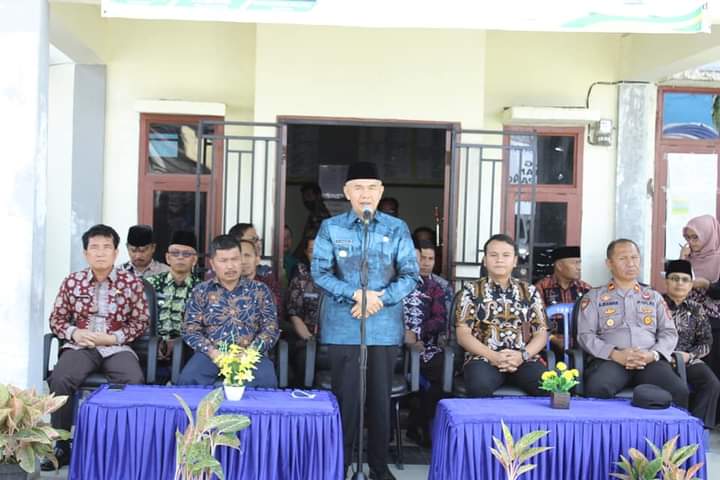 Bupati Kerinci Adirozal hadiri acara launching penyaluran bantuan bahan pangan.