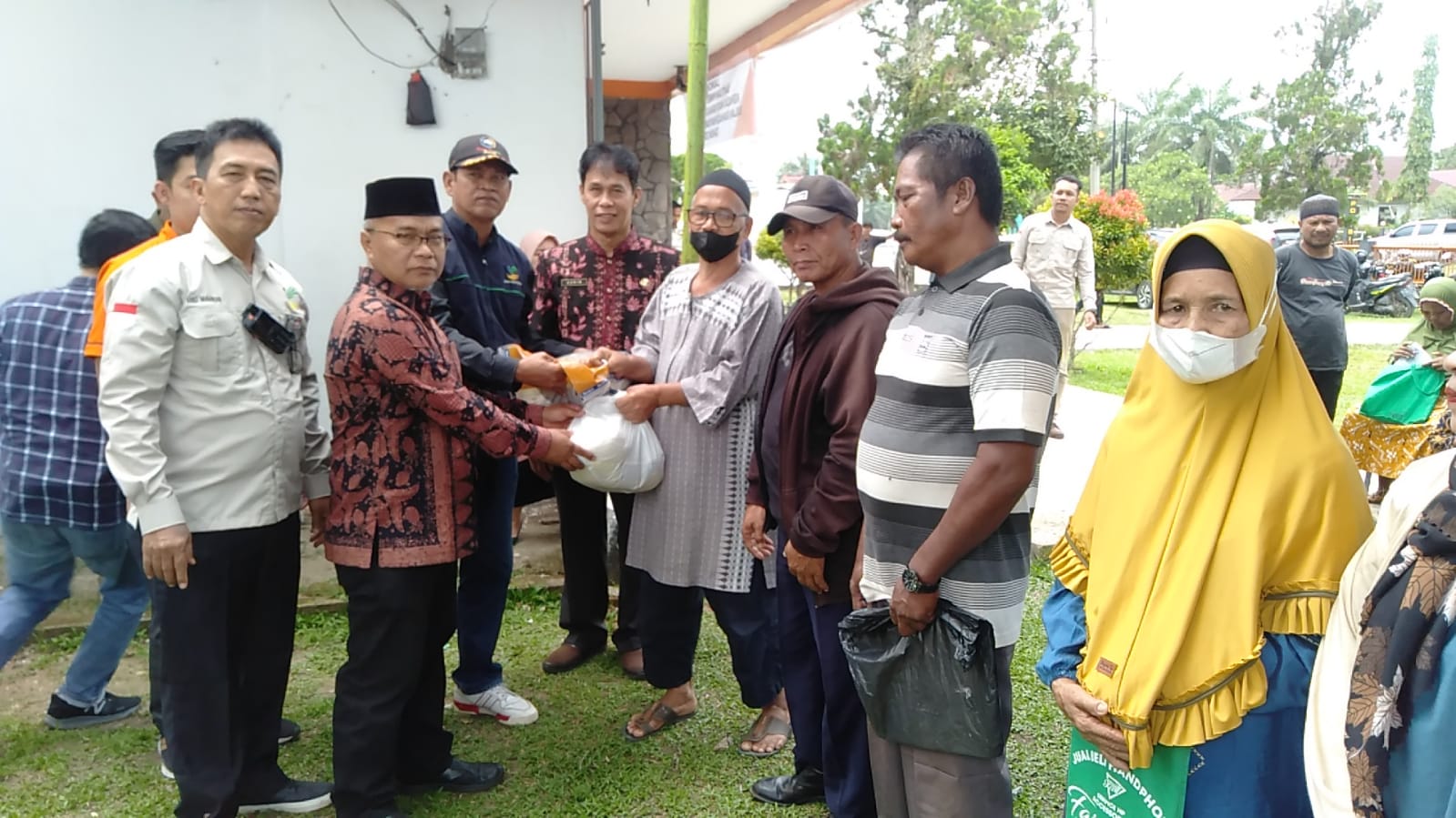 Jelang Lebaran 2023, Gubernur Jambi Al Haris Bagikan 600 Paket Sembako