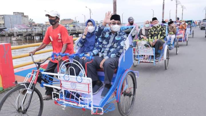 Bupati UAS Launching Becak Transportasi Wisata