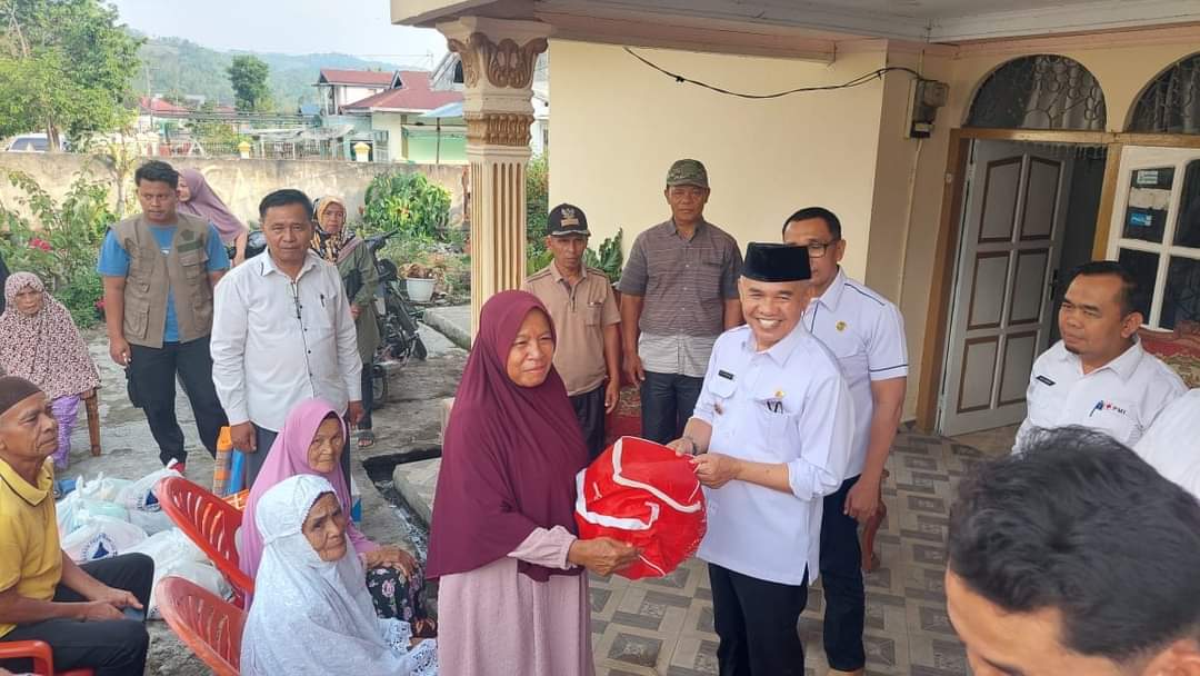 Kebakaran Di Sungai Deras, Bupati Kerinci Adirozal turun langsung ke lokasi salurkan bantuan ke Korban