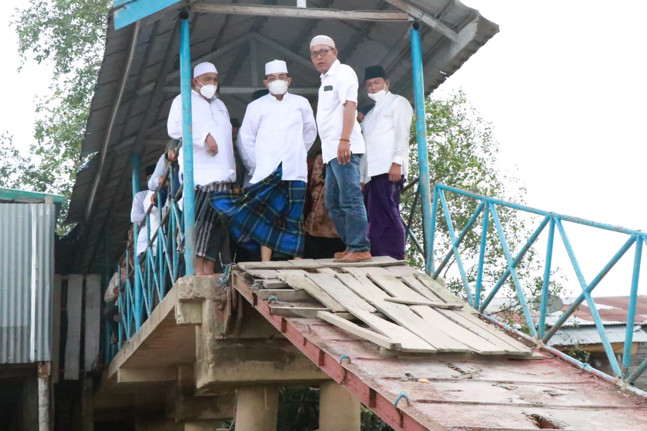 Tinjau Halte dan Jembatan Penyeberangan Rusak, Bupati UAS Perintahkan Dinas Terkait Untuk Segera Diperbaiki