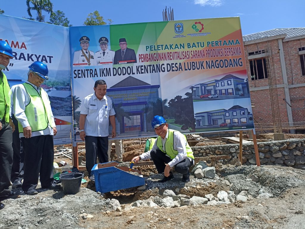 Bupati Adirozal Dan Wakil Bupati Ami Taher Letakkan Batu Pertama Pembangunan Sentra IKM dan Pasar Rakyat di Lubuk Nagodang PP