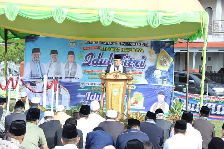 Bupati Kerinci Adirozal dan Pemerintah Kerinci Melaksanakan Shalat idul idul fitri di Lapangan Semurup