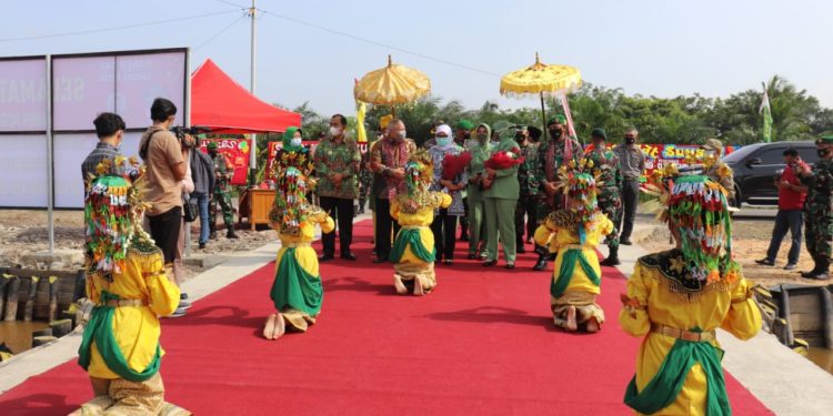 Bupati Safrial Dampingi Danrem 042/Gapu, Resmikan Kantor Koramil 41903