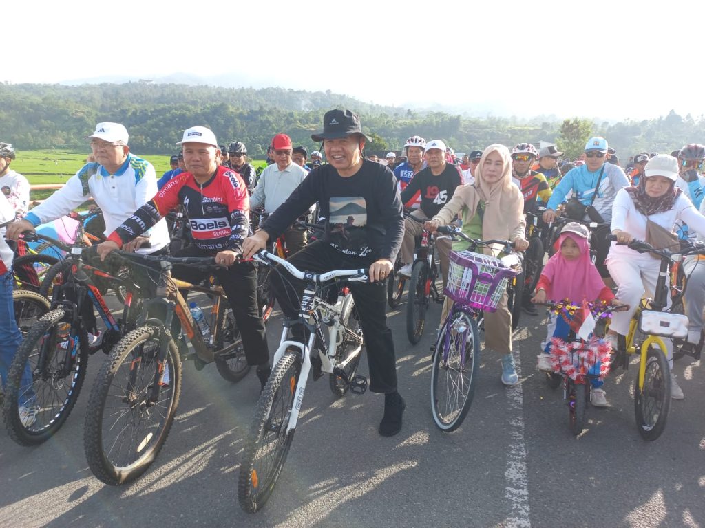 Semarakkan HUT RI ke 78, Bupati Adirozal Bersepeda Santai Bersama ASN dan Ribuan Masyarakat Kerinci