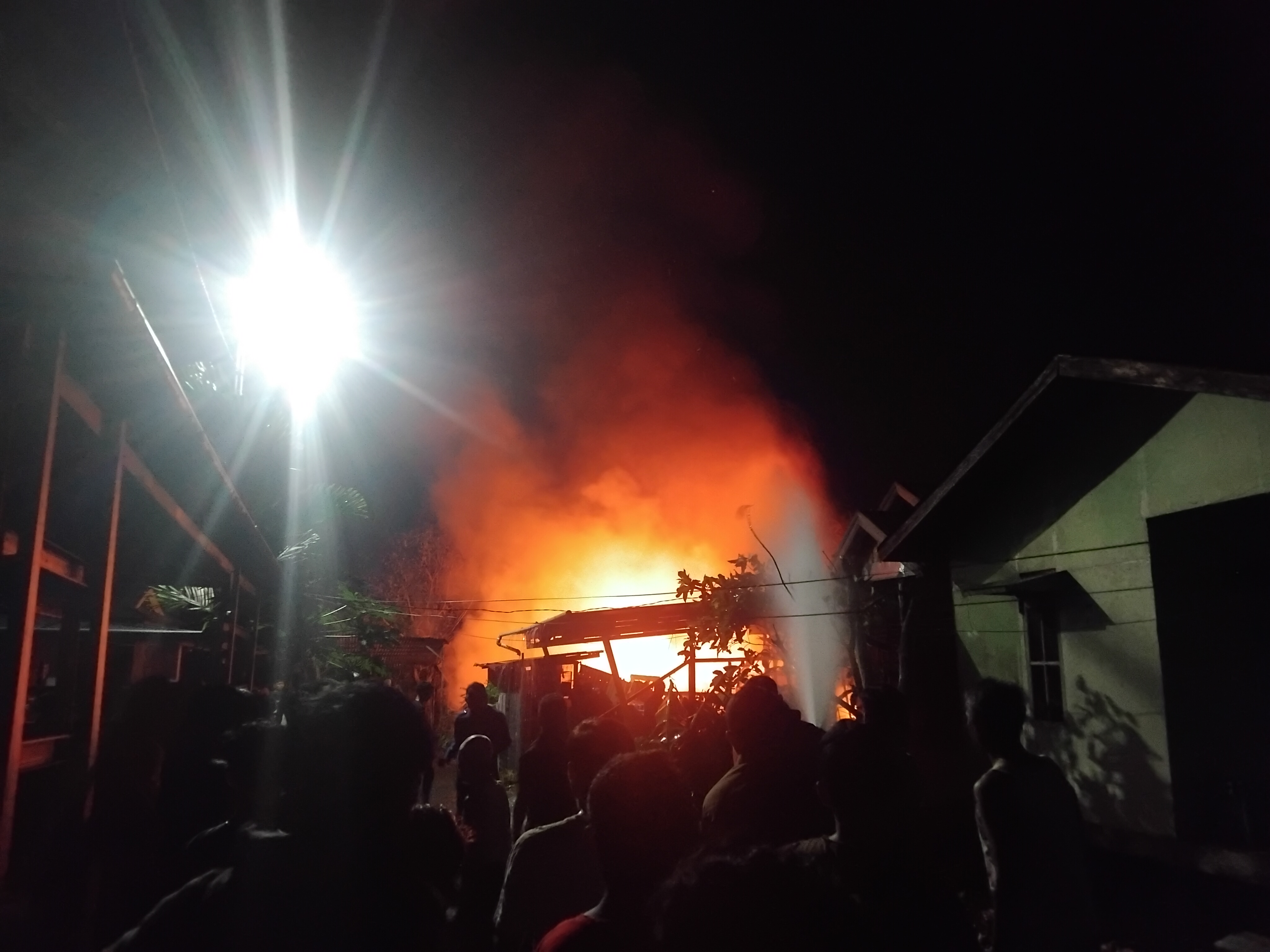 Dua Rumah Ludes Terbakar di Kuala Tungkal, Diduga Api Berawal dari Rumah Kosong
