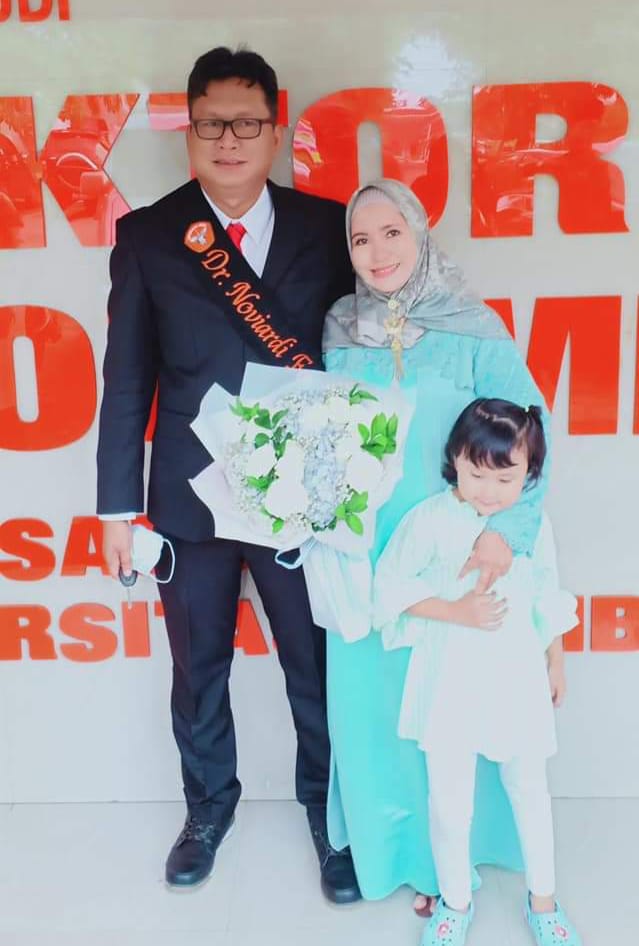 SELAMAT ! DIREKTUR MEDIA CENTER FU - SN RAIH GELAR DOKTOR DARI UNIVERSITAS JAMBI. !