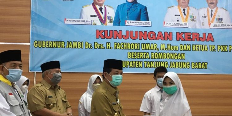 Bupati dan Wabup Dampingi Gubernur Fachrori Serahkan bantuan Pendidikan