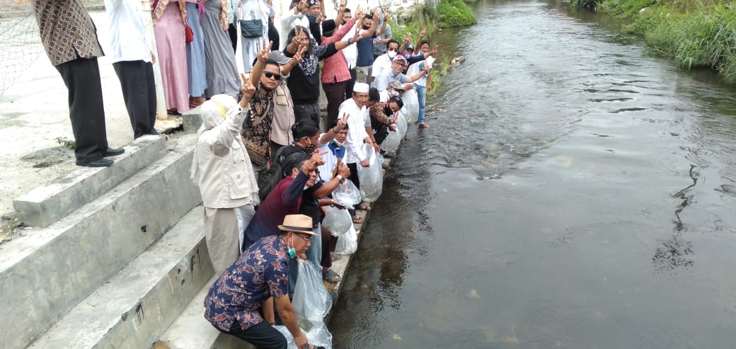 Tingkatkan Pendapatan Ekonomi Masyarakat,  Safril Nursal Kembali  Sebar Benih Ikan Semah