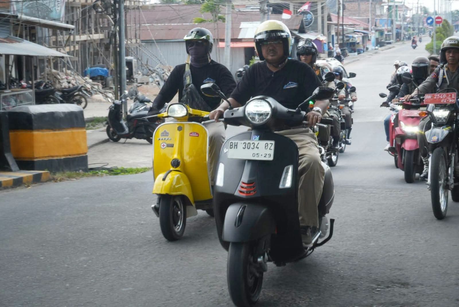 Bupati Anwar Sadat Blusukan Naik Vespa, Salurkan 100 Paket Sembako kepada Warga