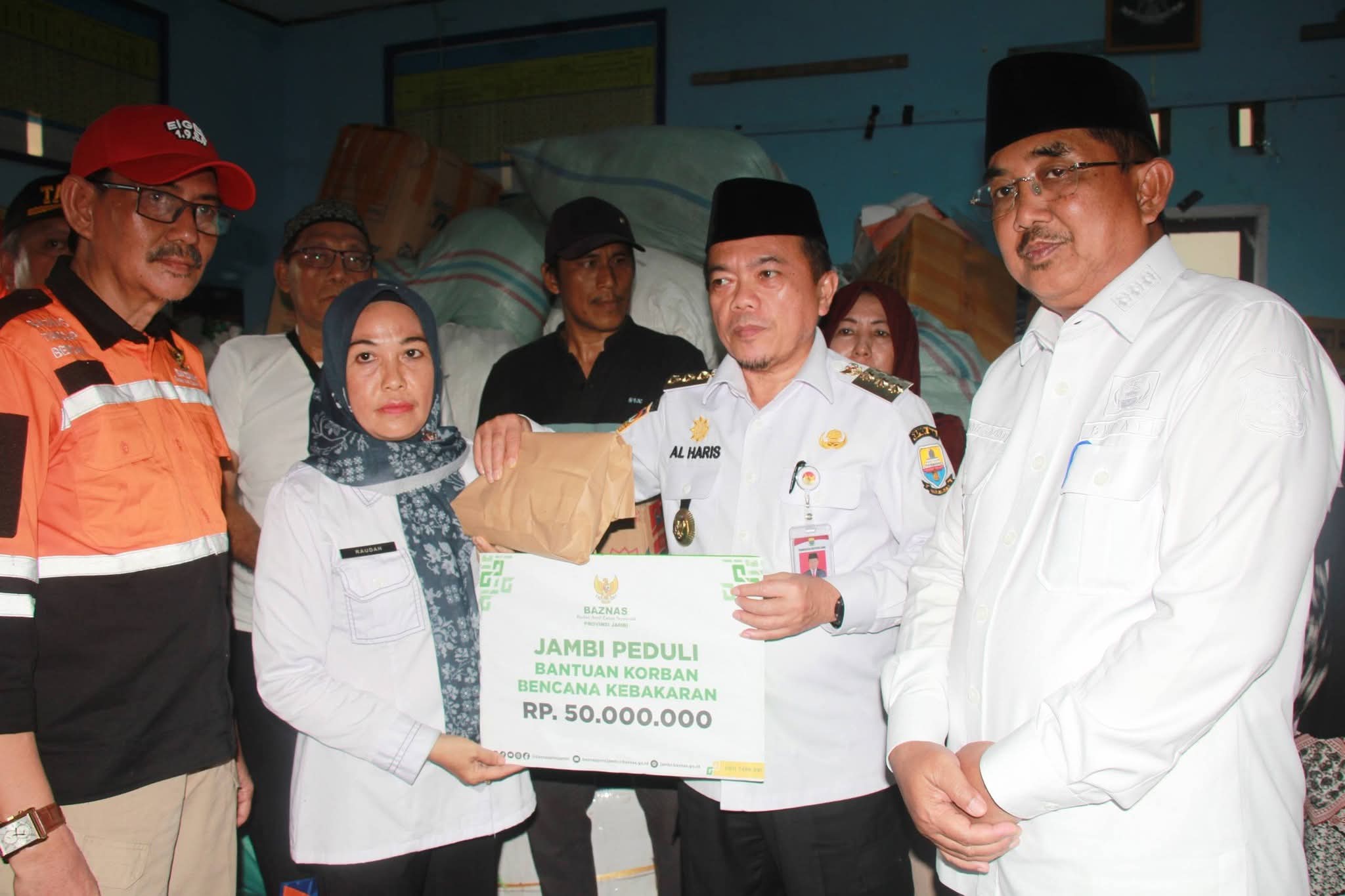 Gubernur Jambi Bersama Bupati dan Wabup Tinjau Lokasi Kebakaran serta Serahkan Bantuan di Teluk Nilau