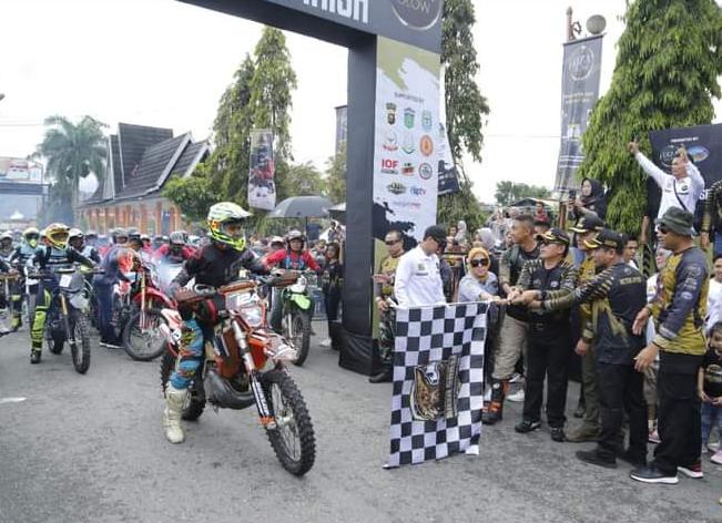 Wako Ahmadi & Wawako Antos Lepas Peserta Trail Community - Diza Glow Enduro dan Adventure Kota Sakti.