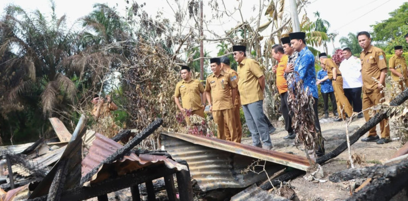 Bupati Anwar Sadat Tinjau Lokasi Kebakaran, Serta Salurkan Bantuan Pada Korban 