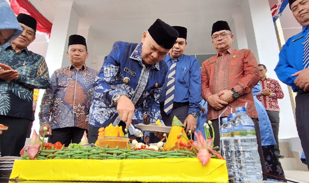 Pimpin Upacara HUT Ke-33, Bupati Adirozal Apresiasi Kinerja Perumda Tirta Sakti