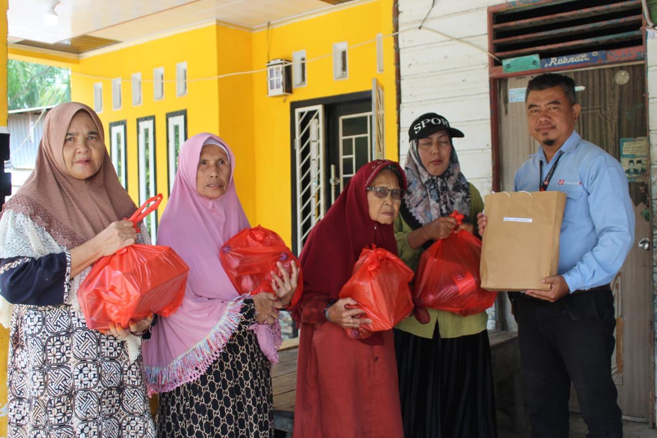 Tebar Kebahagiaan Ramadhan, PT Lontar Papyrus Bagi Ribuan Bingkisan Lebaran Dan Santunan Anak Yatim