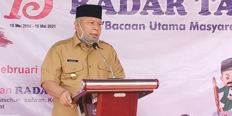 Bupati Tanjung Jabung Barat, Dr Ir H Safrial berikan masker gratis kepada masyarakat