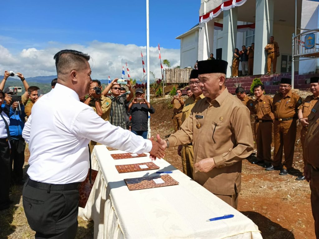 Bupati Adirozal Serahkan 503 SK PPPK Formasi Guru