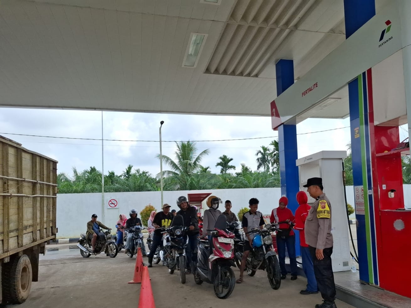 Polsek Pengabuan Perketat Pengawasan BBM Subsidi di SPBU Sungai Baung