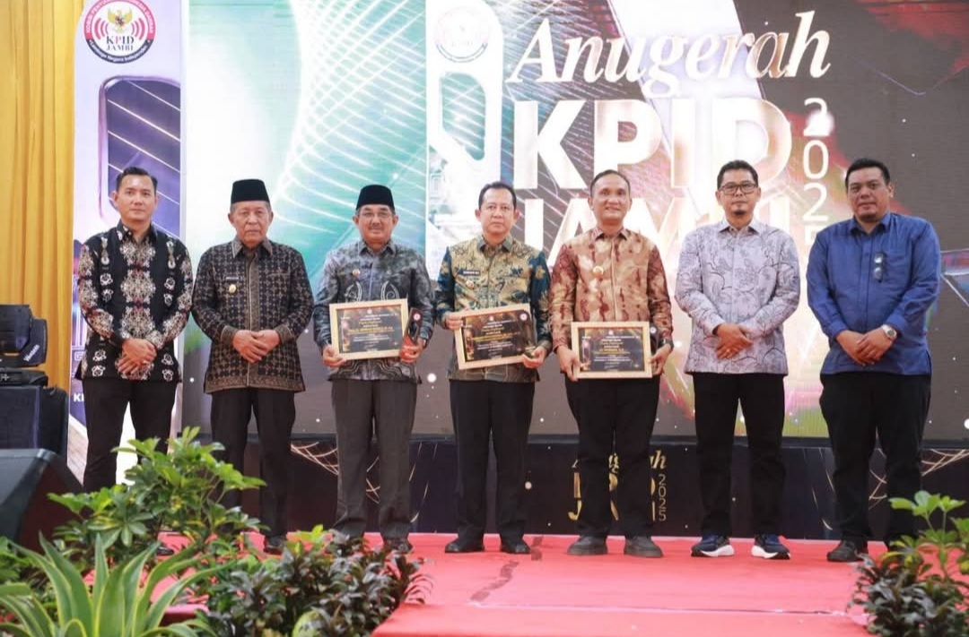 Bupati Anwar Sadat Terima Penghargaan “Kepala Daerah Peduli Penyiaran” dari KPID Jambi