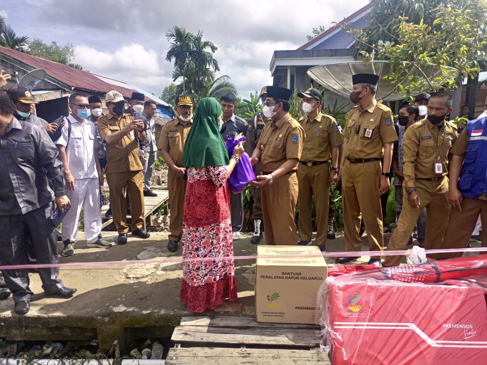 Kunjungi Korban Kebakaran, Bupati Anwar Sadat Ikut Prihatin dan Serahkan Bantuan 