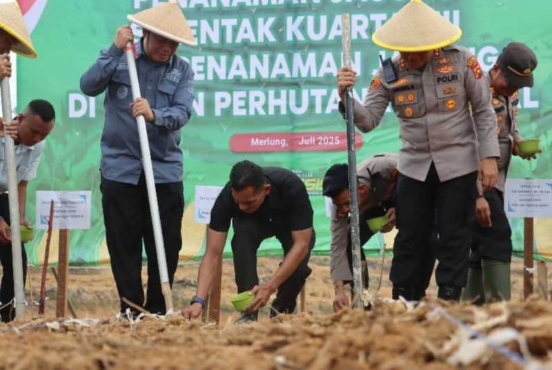 Dukung Swasembada Pangan, Wabup Katamso dan Kapolres Tanjab Barat Tanam Jagung Serentak Bersama Kapolri via Zoom
