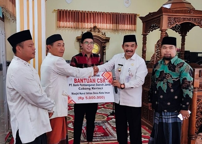 Pj Bupati Kerinci Asraf Serahkan Bantuan CSR di Desa Koto Iman Tanah Cogok Saat Safari Jumat