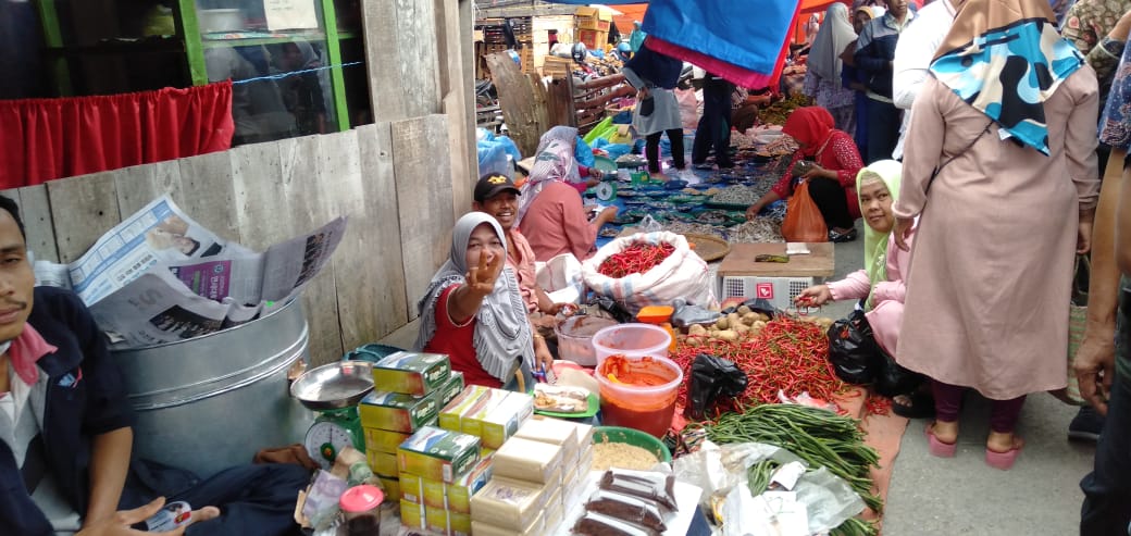 Blusukan Kepasar Lempur Tengah,  Syafril Nursal disambut Salam Dua Jari Oleh Pedangang